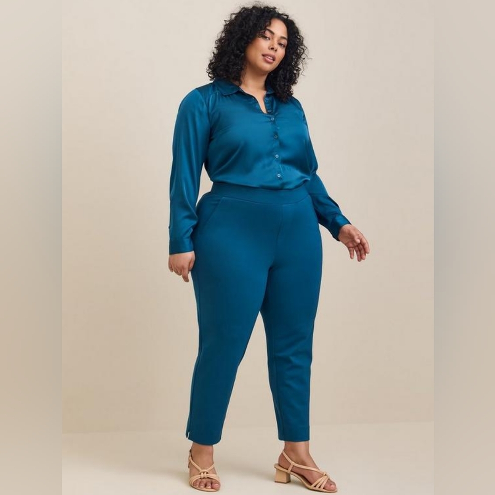 Torrid Studio Ponte PANT, Relaxed Taper Pull-On. Size 3 Regular Length